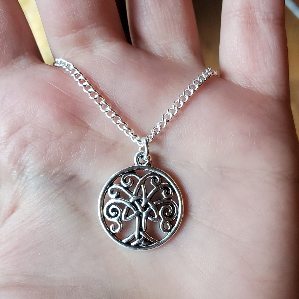 NWOT Silver Celtic Tree of Life Circle Necklace - Picture 6 of 8